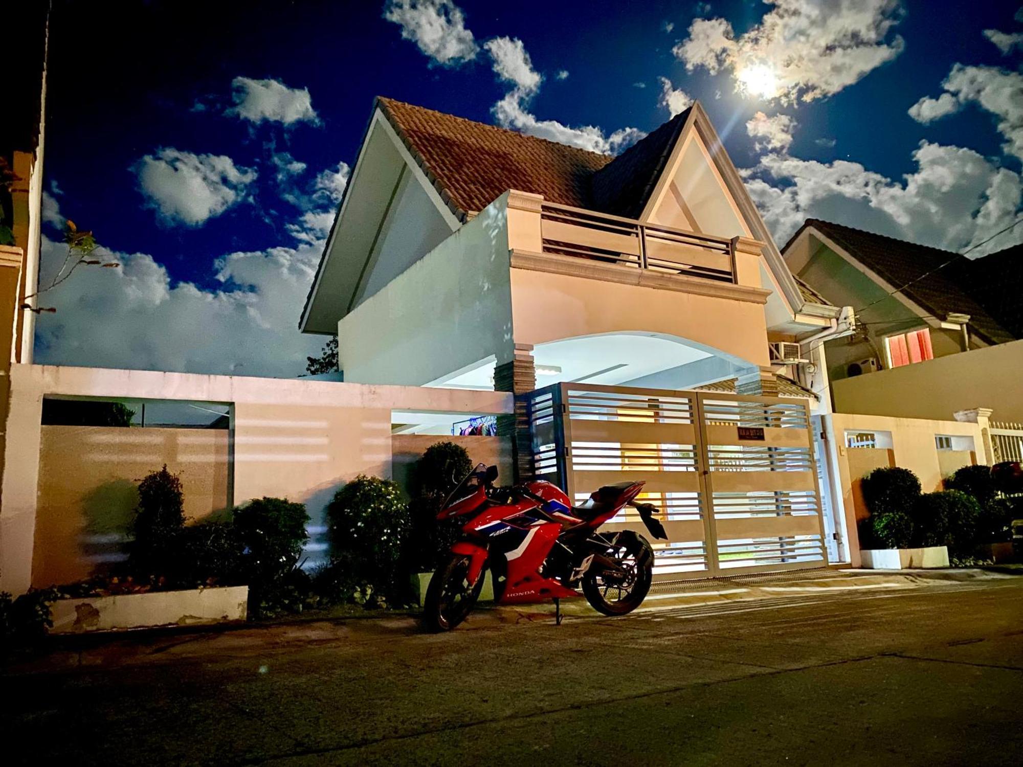 Hillary Timog Park Homes Ángeles Exterior foto